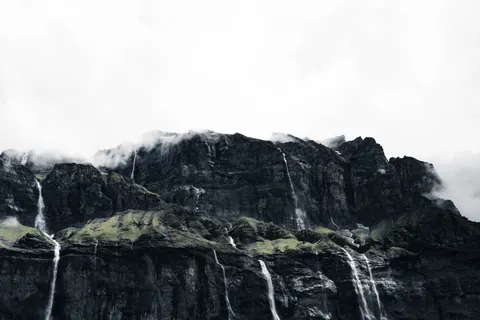 Wallpaper Air Terjun Tebing 4K · waterfall · 3840×2560