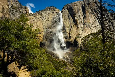 والپیپر آبشار صخره‌ای با کیفیت 4K · waterfall · 3840×2560