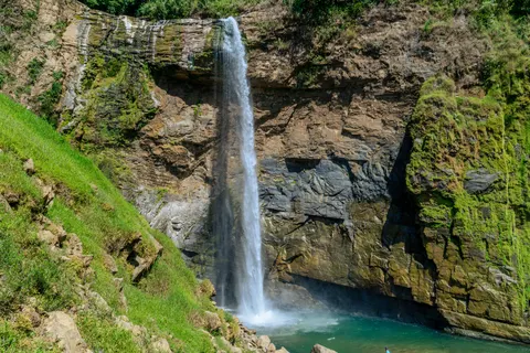 Wallpaper Air Terjun Tebing 4K · waterfall · 3840×2560