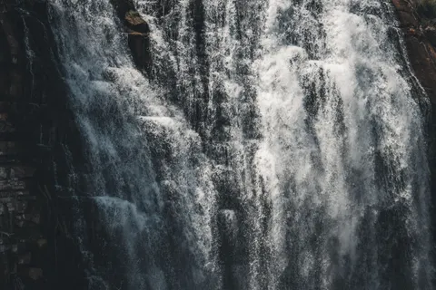 والپیپر آبشار صخره‌ای با کیفیت 4K · waterfall · 3840×2560
