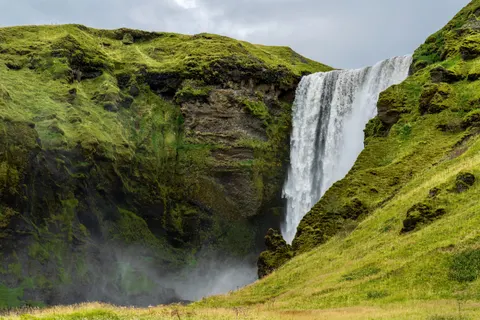 Klippenwasserfall 4K Hintergrundbild · waterfall · 3840×2561
