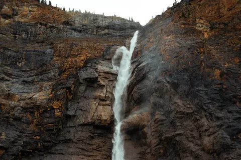 والپیپر آبشار صخره‌ای با کیفیت 4K · waterfall · 3840×2560
