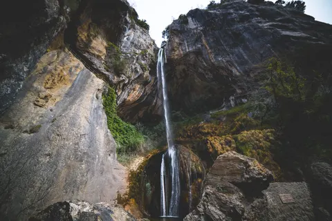 Wallpaper Air Terjun Tebing 4K · waterfall · 3840×2560