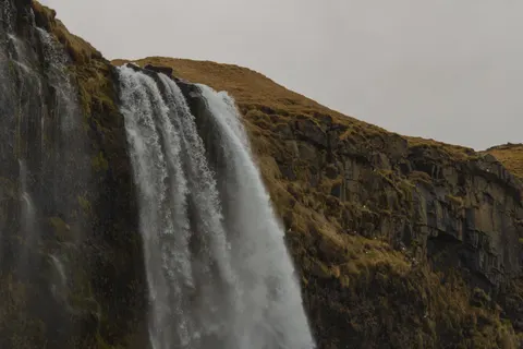 Klippenwasserfall 4K Hintergrundbild · waterfall · 3840×2560