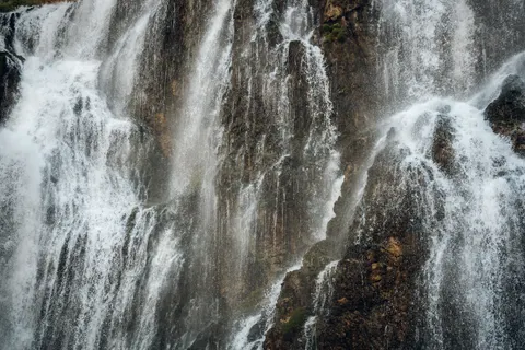 Cliff Waterfall 4K Wallpaper · waterfall · 3840×2560