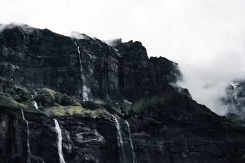 峭壁飛瀑 4K桌布 · waterfall · 3840×2560