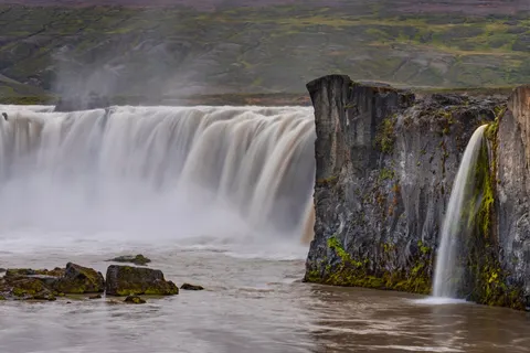 峭壁飛瀑 4K桌布 · waterfall · 3840×2561