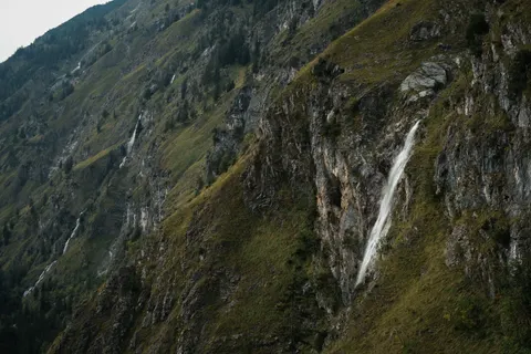 Klippenwasserfall 4K Hintergrundbild · waterfall · 3840×2560