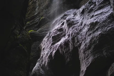 والپیپر آبشار صخره‌ای با کیفیت 4K · waterfall · 3840×2560