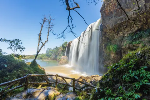 والپیپر آبشار صخره‌ای با کیفیت 4K · waterfall · 3840×2560