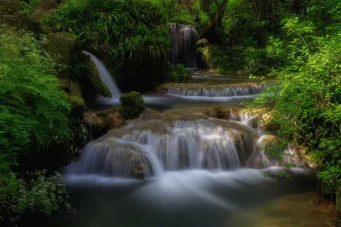 Sfondo Cascata nella Foresta 4K · waterfall · 3840×2560