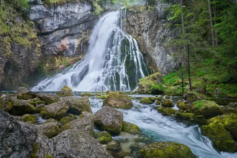 Sfondo Cascata nella Foresta 4K · waterfall · 3840×2560