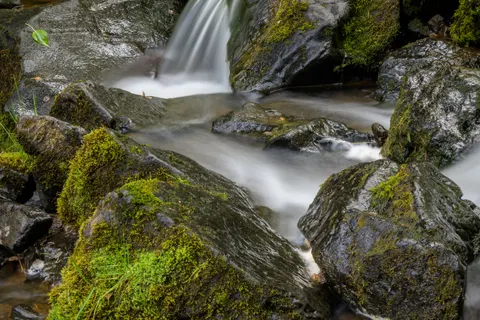 Waldwasserfall 4K Hintergrundbild · waterfall · 3840×2560