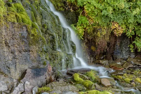 숲속 폭포 4K 배경화면 · waterfall · 3840×2560