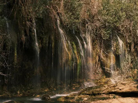 Waldwasserfall 4K Hintergrundbild · waterfall · 3840×2880
