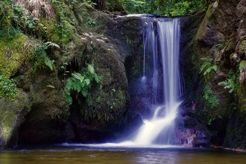 Waterval in het Bos 4K-achtergrond · waterfall · 3840×2560