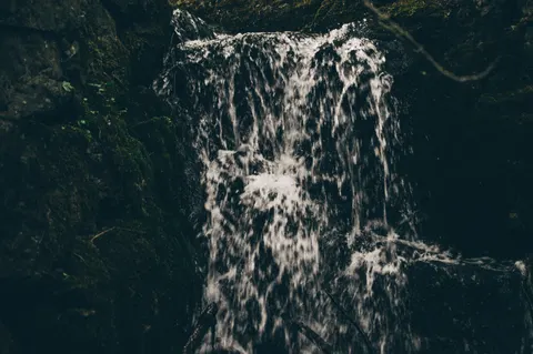Sfondo Cascata nella Foresta 4K · waterfall · 3840×2553
