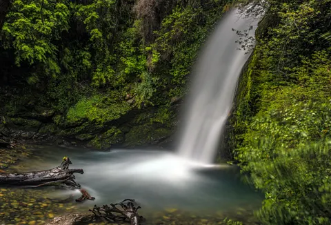 Sfondo Cascata nella Foresta 4K · waterfall · 3840×2609