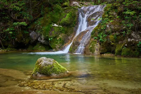 Sfondo Cascata nella Foresta 4K · waterfall · 3840×2560