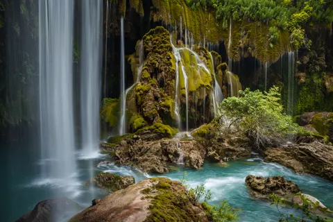 Orman Şelalesi 4K Duvar Kağıdı · waterfall · 3840×2560