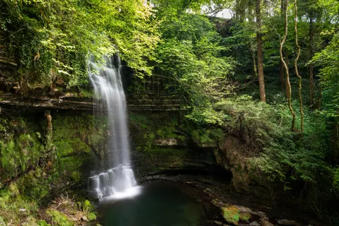 والپیپر آبشار جنگلی با کیفیت 4K · waterfall · 3840×2560