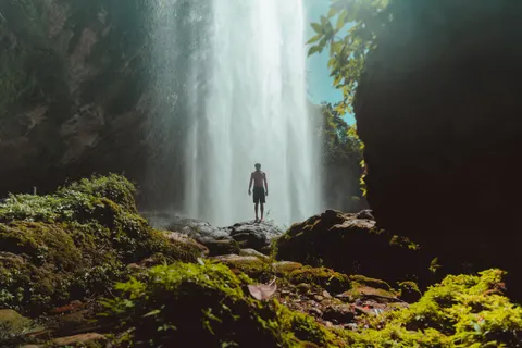 जंगल का झरना 4K वॉलपेपर · waterfall · 3840×2560