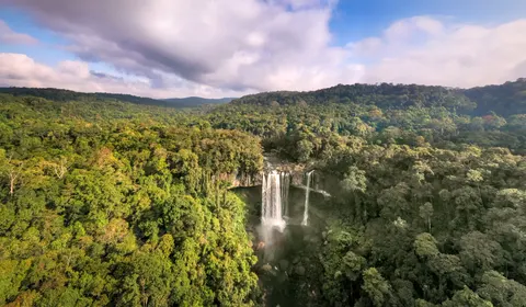 जंगल का झरना 4K वॉलपेपर · waterfall · 3840×2243
