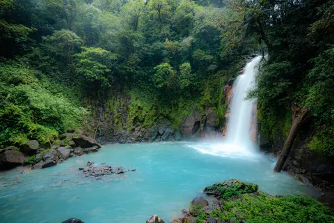 Fond d'écran Cascade en pleine jungle 4K · waterfall · 3840×2560