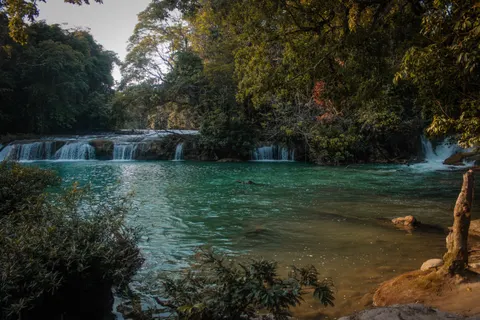 정글 폭포 4K 배경화면 · waterfall · 3840×2560