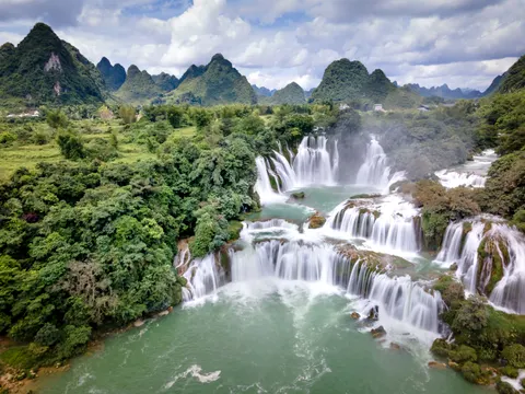 जंगल का झरना 4K वॉलपेपर · waterfall · 3840×2880