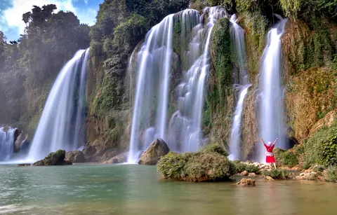 जंगल का झरना 4K वॉलपेपर · waterfall · 3840×2459