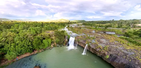 Jungle Waterfall 4K Wallpaper · waterfall · 3840×1851