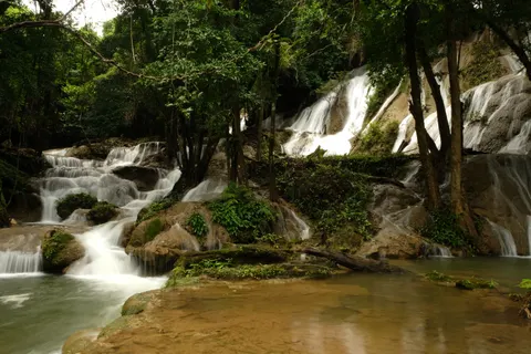 जंगल का झरना 4K वॉलपेपर · waterfall · 3840×2560