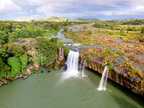 जंगल का झरना 4K वॉलपेपर · waterfall · 3840×2880