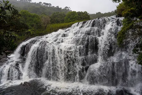 जंगल का झरना 4K वॉलपेपर · waterfall · 3840×2560