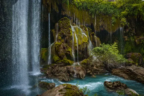 जंगल का झरना 4K वॉलपेपर · waterfall · 3840×2560