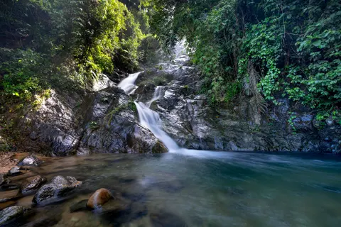 정글 폭포 4K 배경화면 · waterfall · 3840×2561