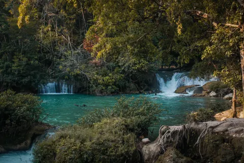 정글 폭포 4K 배경화면 · waterfall · 3840×2560