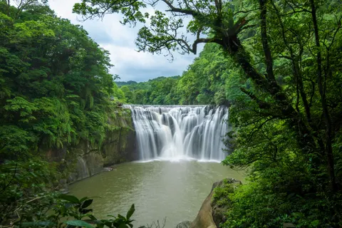정글 폭포 4K 배경화면 · waterfall · 3840×2560