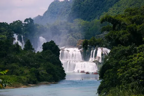 जंगल का झरना 4K वॉलपेपर · waterfall · 3840×2560
