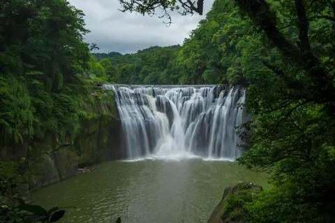 जंगल का झरना 4K वॉलपेपर · waterfall · 3840×2560