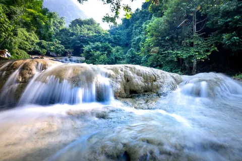 जंगल का झरना 4K वॉलपेपर · waterfall · 3840×2561