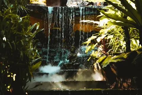 जंगल का झरना 4K वॉलपेपर · waterfall · 3840×2560