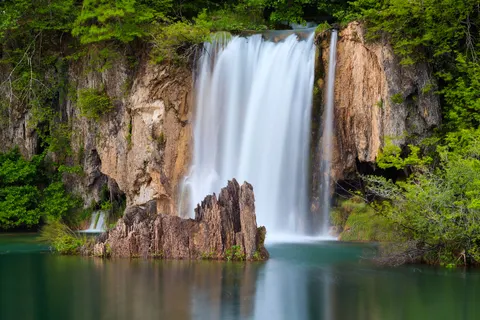 Silky Waterfall 4K Wallpaper · waterfall · 3840×2560