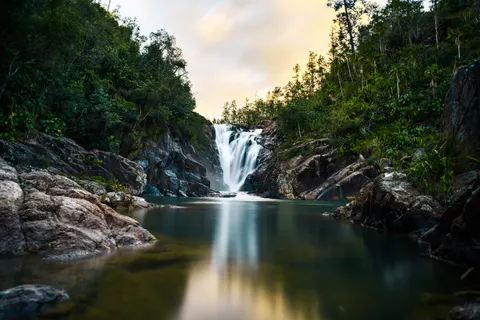 والپیپر آبشار ابریشمی با کیفیت 4K · waterfall · 3840×2565