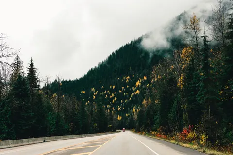 Neblige Straße 4K Hintergrundbild · nature · 3840×2561