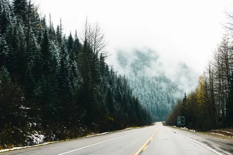 Neblige Straße 4K Hintergrundbild · nature · 3840×2561