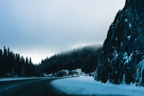 Fondo de pantalla Carretera con niebla 4K · nature · 3840×2561
