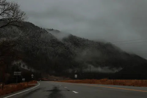 Neblige Straße 4K Hintergrundbild · nature · 3840×2560