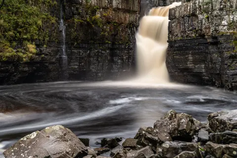 Silky Waterfall 4K Wallpaper · waterfall · 3840×2560